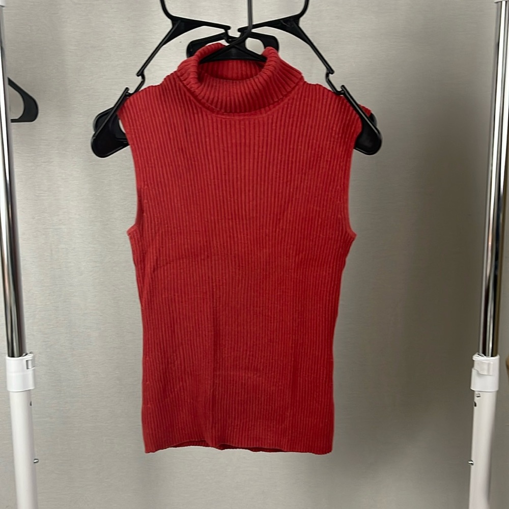 Form fitting Turtleneck vest